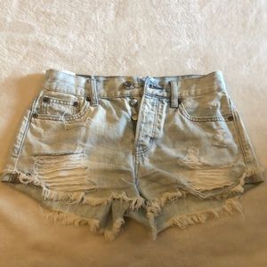 Women’s Size 00 light wash American Eagle shorts.